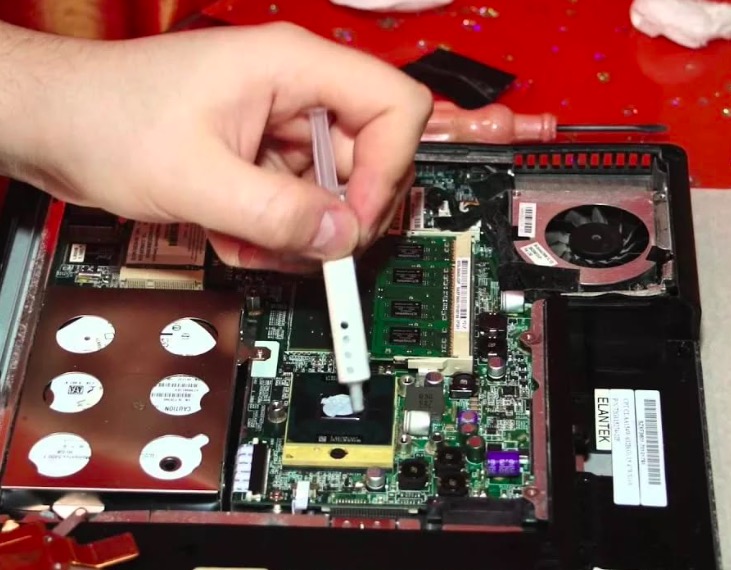 Чистка ноутбука от пыли и замена термопасты в г. Ханты-Мансийск